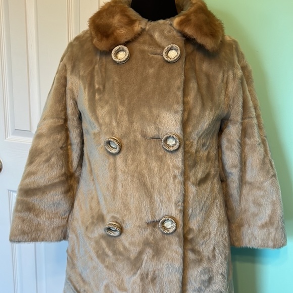 BEAUTIFUL Vintage Blum Brothers Fur Coat - Picture 3 of 9